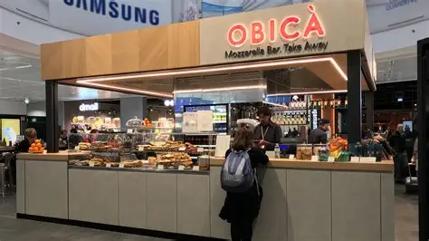 Scopri Obicà Mozzarella Bar al Terminal 1 dell’Aeroporto di Milano Malpensa: mozzarella di bufala, insalate fresche e cucina mediterranea.